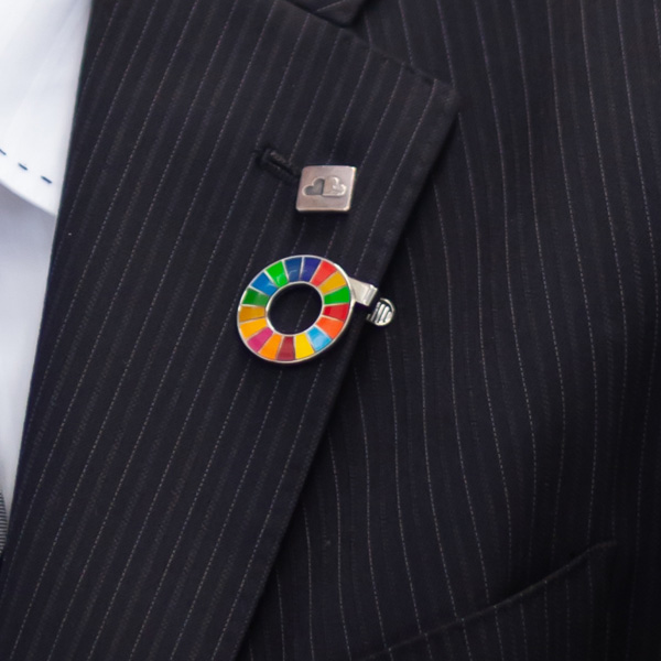 Wearing SDGs badges